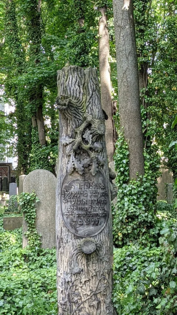 Grabstein in Form eines abgebrochenen Baumstamms auf dem Jüdischen Friedhof Schönhauser Allee