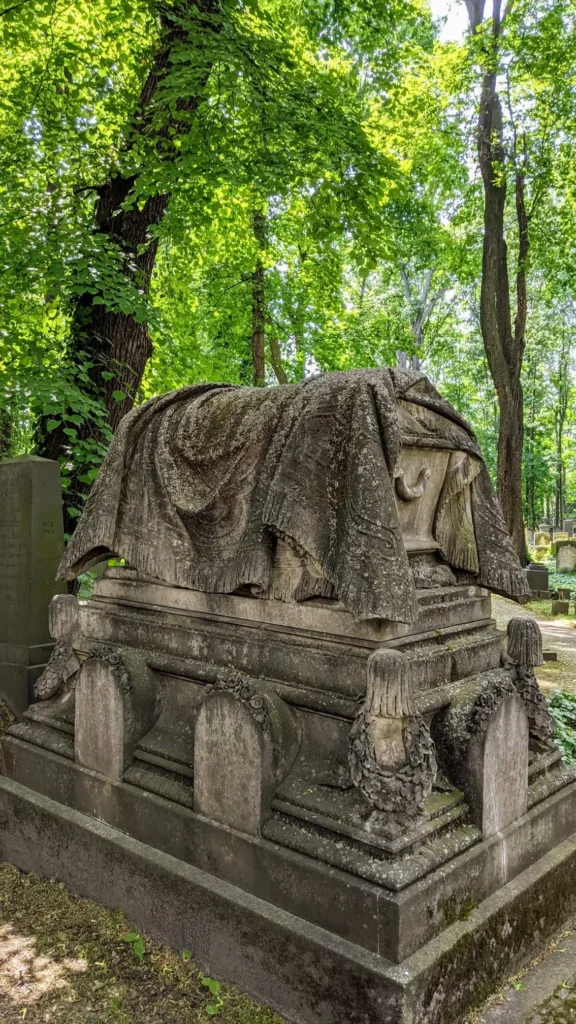 Sarkophag mit steinernem Tuch auf dem Jüdischen Friedhof Schönhauser Allee