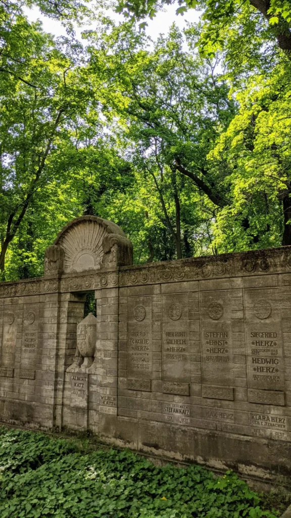Wandgrab mit den Namen Herz und Katz auf dem Jüdischen Friedhof Schönhauser Allee