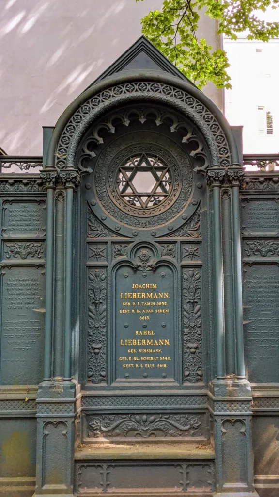 Gusseisernes Wandgrab von Joachim und Rahel Liebermann auf dem Jüdischen Friedhof Schönhauser Allee