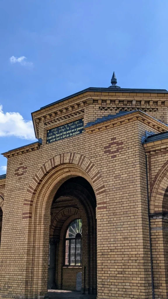 Mittelpavillon des Arkadengangs am Eingang des Jüdischen Friedhofs Weißensee, gelber Klinker mit Rundbogen