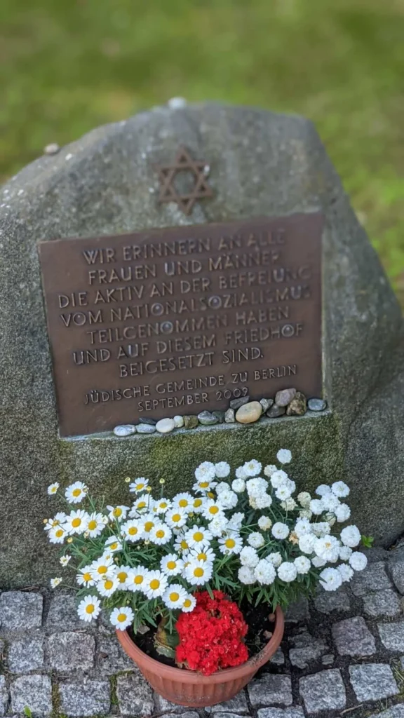 Findling mit Bronzetafel für die an der Befreiung vom Nationalsozialismus Beteiligten, Jüdischer Friedhof Weißensee