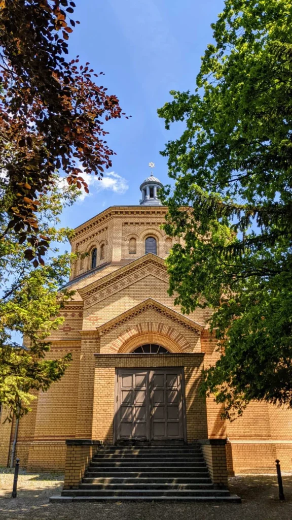 Achteckiger Kuppelbau der Trauerhalle von 1880 auf dem Jüdischen Friedhof Weißensee
