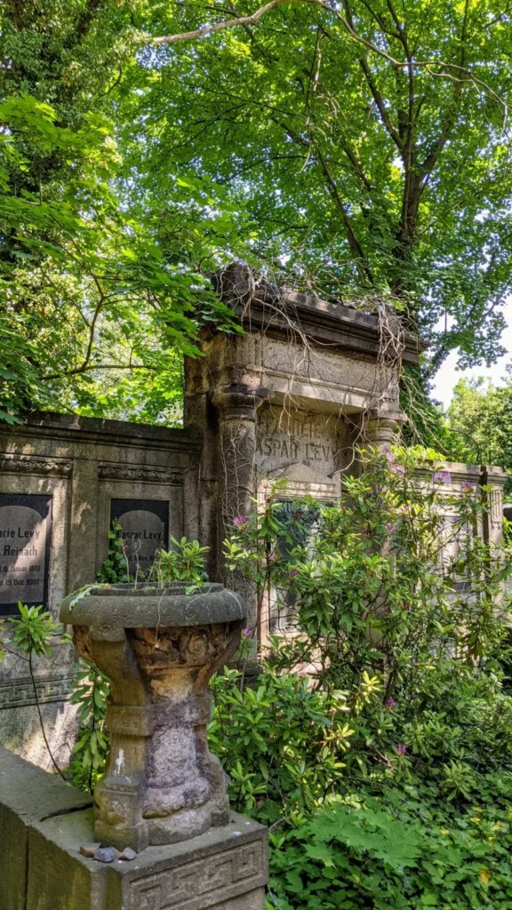 Wandgrab der Familie Caspar Levy an der Friedhofsmauer, Jüdischer Friedhof Weißensee