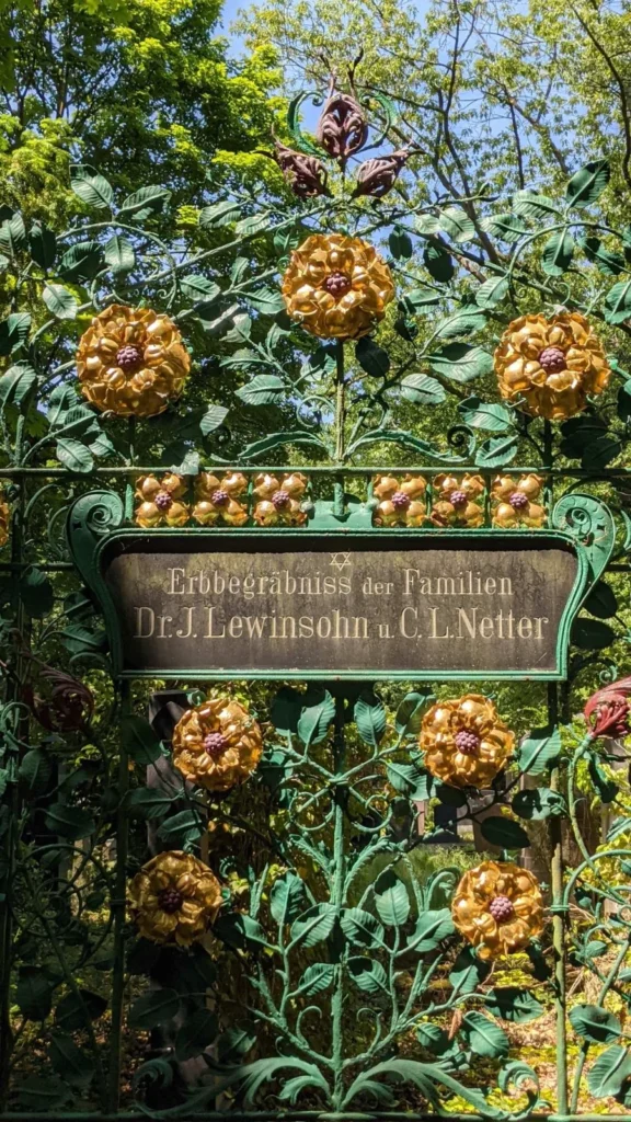 Schmiedeeisernes Grabgitter in Form einer Rosenlaube, Erbbegräbnis Lewinsohn und Netter, Jüdischer Friedhof Weißensee