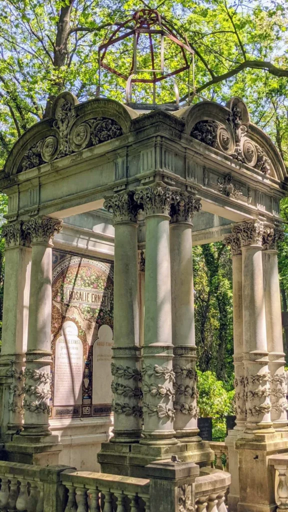 Baldachingrab aus weißem Marmor für Rosalie und Adolf Ernst, Jüdischer Friedhof Weißensee