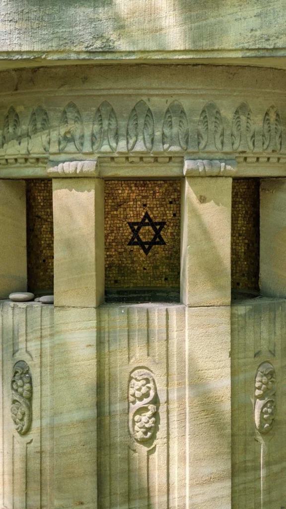 Sandsteingrabmal mit Goldmosaik und Davidstern auf dem Jüdischen Friedhof Weißensee