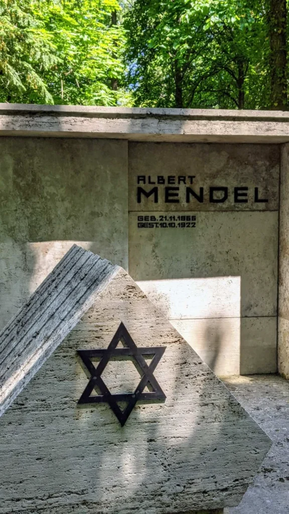 Grabmal Albert Mendel von Walter Gropius, Travertin mit Davidstern, Jüdischer Friedhof Weißensee