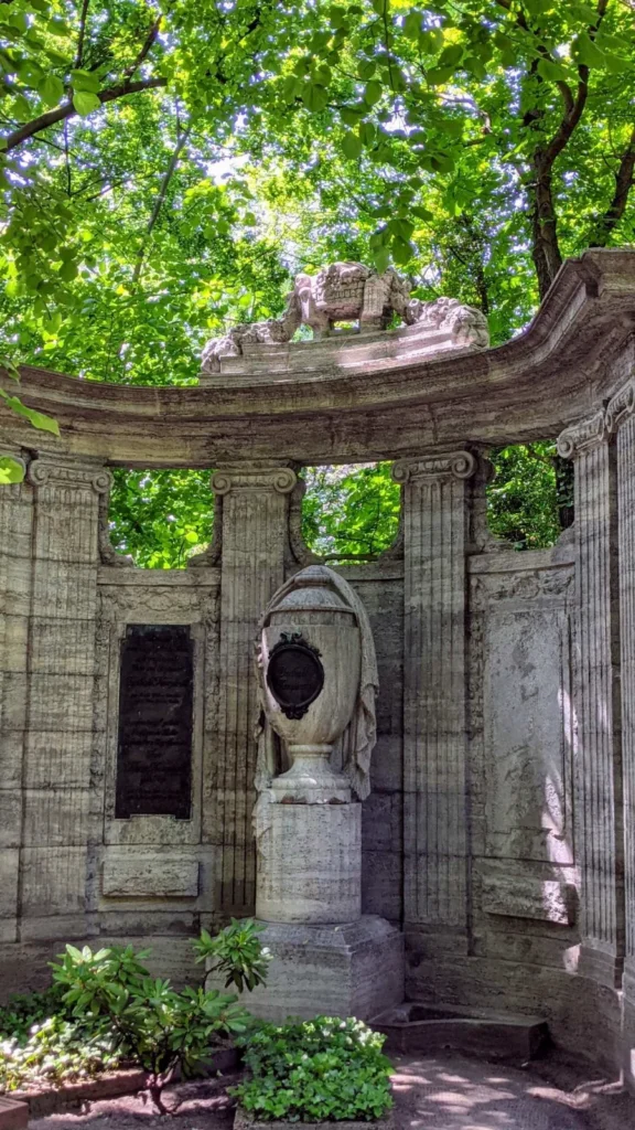 Grabanlage Berthold Kempinski mit Schmuckurne, Jüdischer Friedhof Weißensee