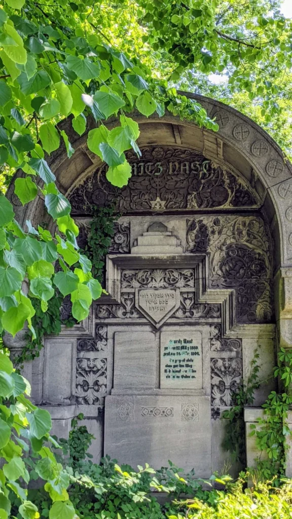 Bogengrabmal Moritz Nast hinter Laub, Jüdischer Friedhof Weißensee