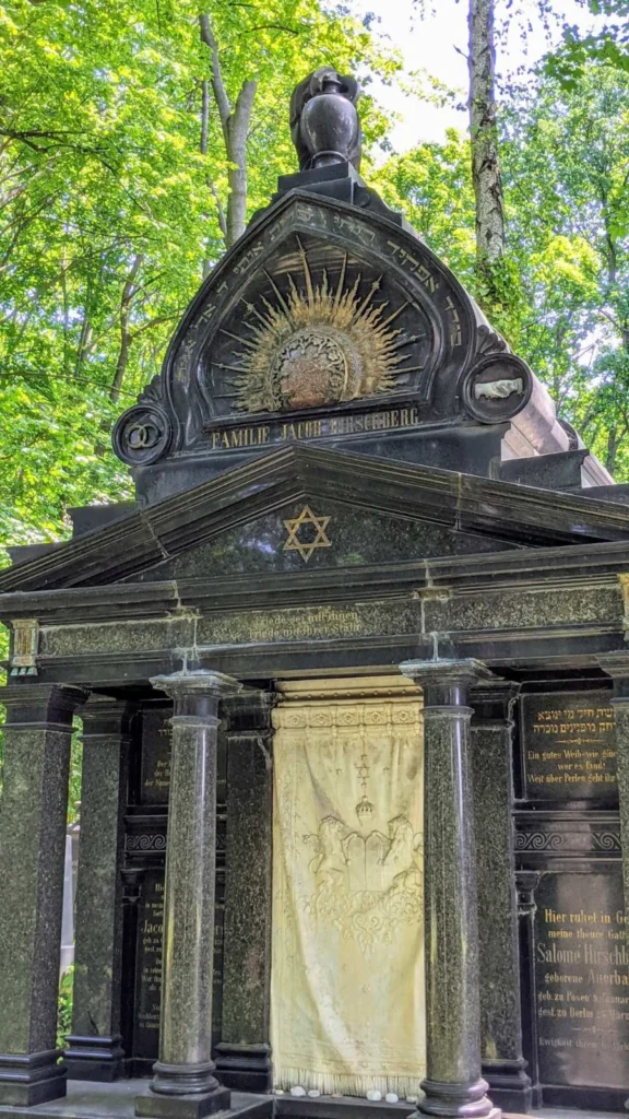 Grabmal der Familie Jacob Hirschberg mit Marmorvorhang (Parochet), Jüdischer Friedhof Weißensee