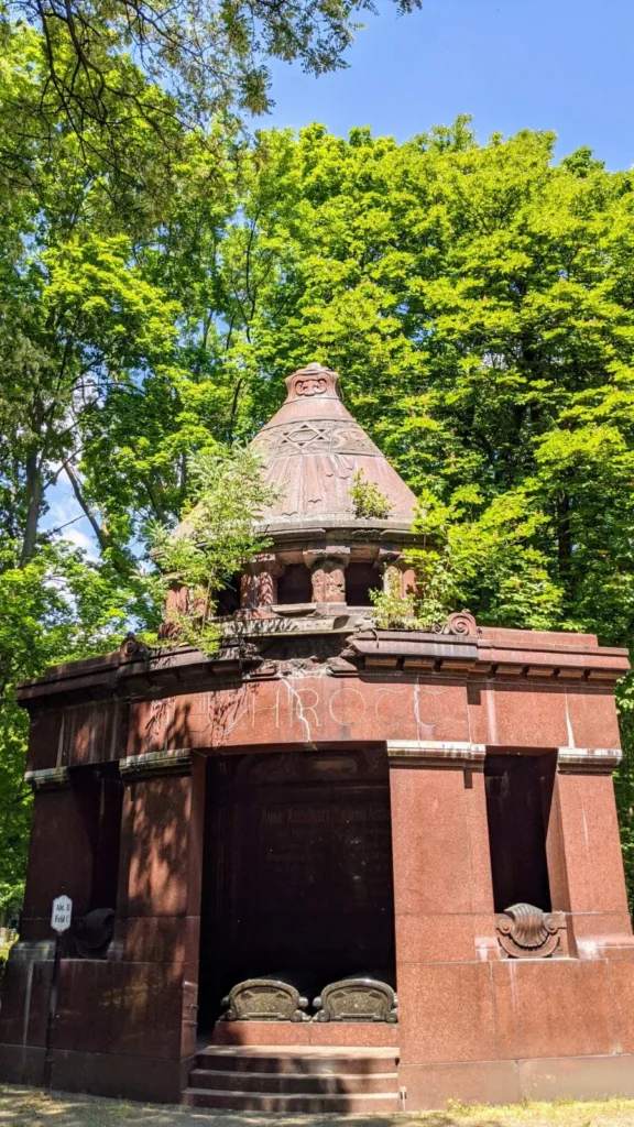 Mausoleum Aschrott aus rotem Granit mit Turmhelm, Jüdischer Friedhof Weißensee