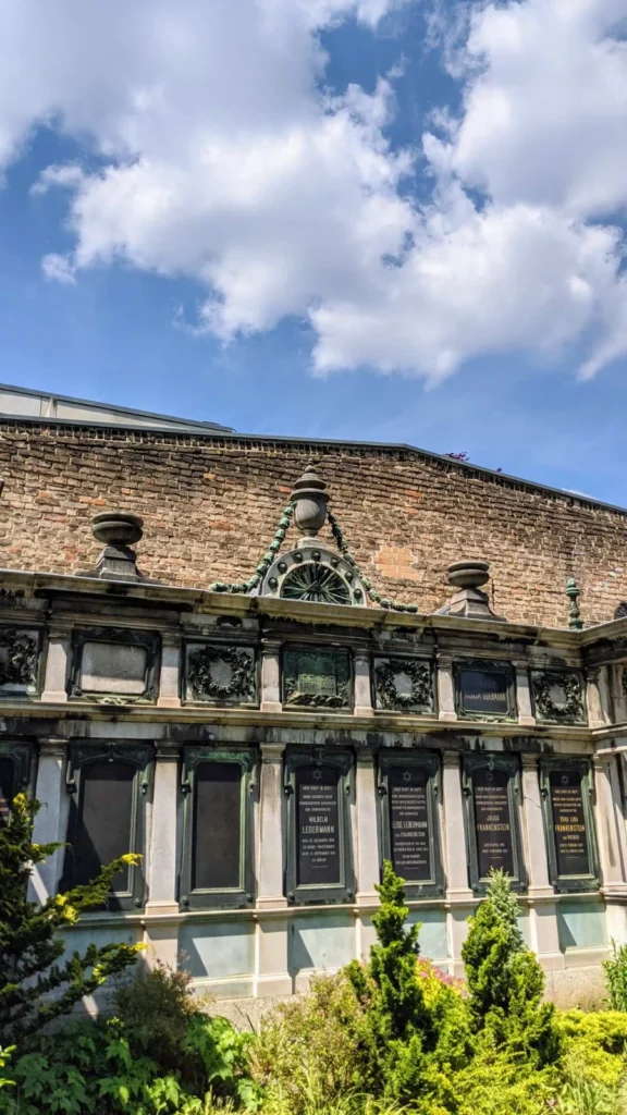 Wandgrab der Familie Wilhelm Ledermann an der Mauer des Jüdischen Friedhofs Weißensee