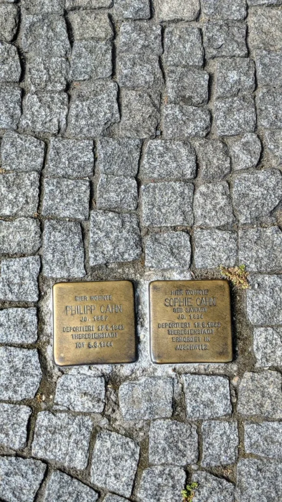 Zwei Stolpersteine für Philipp und Sophie Cahn nebeneinander im Granitkleinpflaster, von oben fotografiert