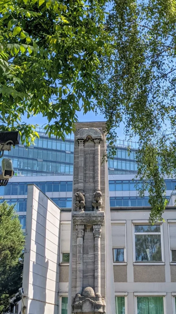 Mahnsäule aus den Resten der zerstörten Synagoge vor dem Jüdischen Gemeindehaus in der Fasanenstraße