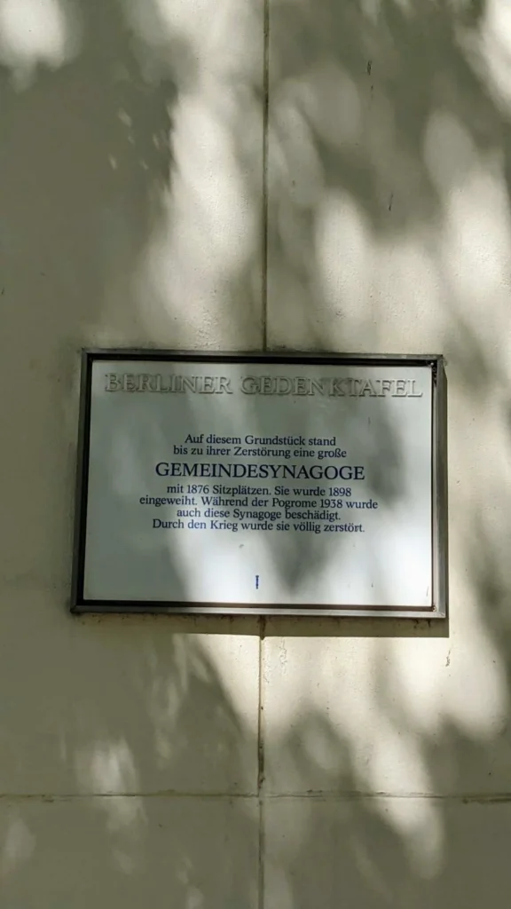 Berliner Gedenktafel für die große Gemeindesynagoge an der Lützowstraße 16 im Schatten von Bäumen