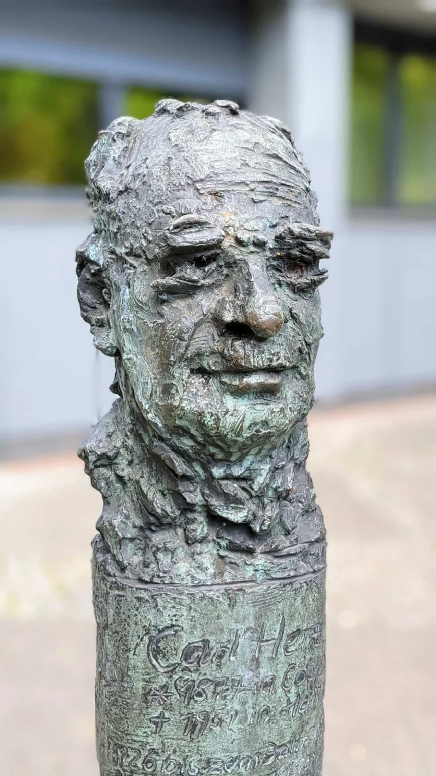 Bronzebüste von Carl Herz auf einer Bronzesäule vor dem Rathaus Kreuzberg, grüne Patina