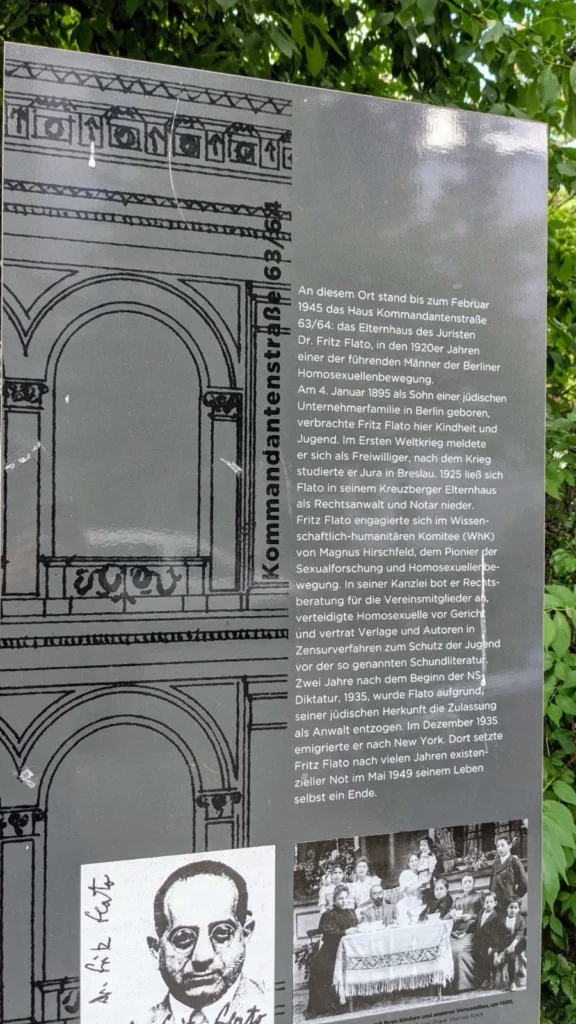 Graue Infostele zu Dr. Fritz Flato in der Kommandantenstraße mit Zeichnung des Hauses Kommandantenstraße 63/64 und zwei Fotos