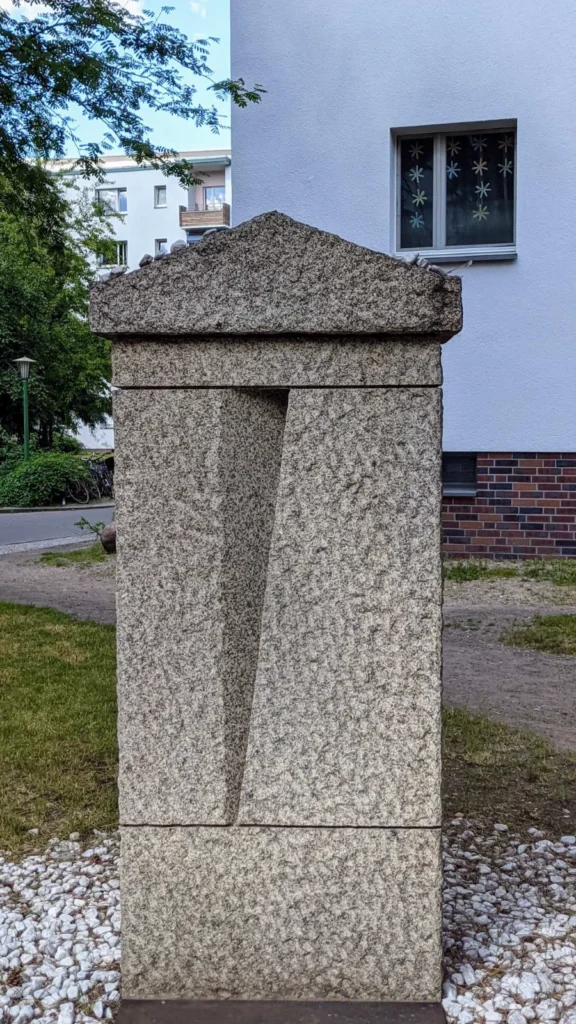 Granitstele in Hausform mit Giebel für das Theater des Jüdischen Kulturbundes in der Kommandantenstraße, Sockel aus weißem Kies