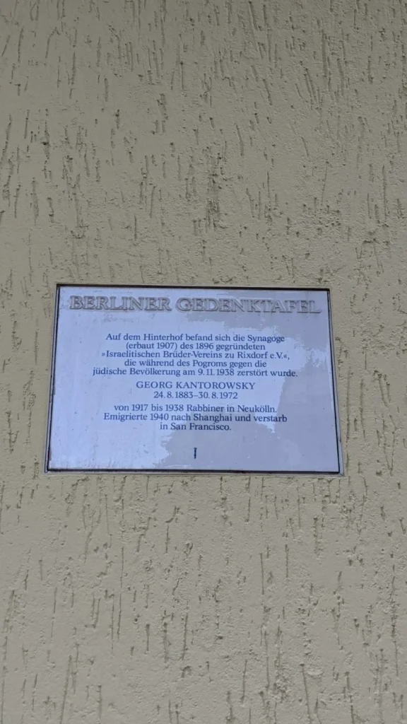 Berliner Gedenktafel für die Synagoge des Israelitischen Brüder-Vereins zu Rixdorf und Rabbiner Georg Kantorowsky an der Isarstraße 8
