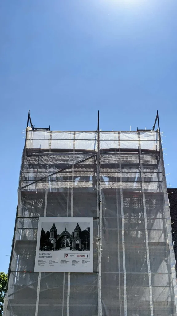 Eingerüstetes Beamtentor der AEG an der Brunnenstraße mit Bauschild zur denkmalgerechten Sanierung, Juni 2021