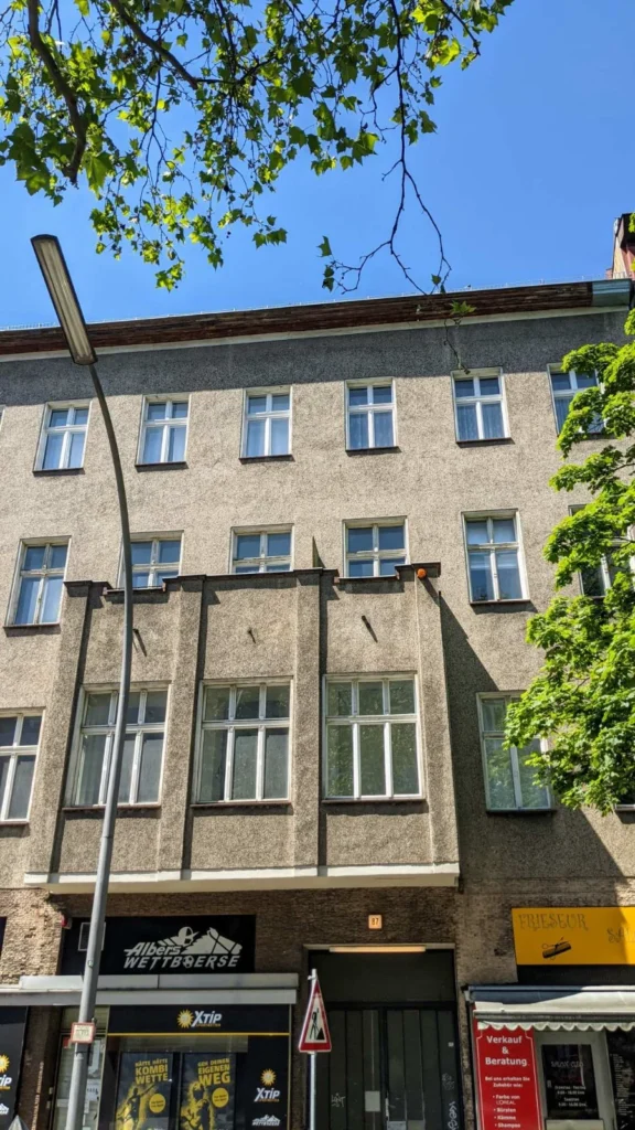 Vorderhaus Prinzenallee 87 in Gesundbrunnen, hinter dem die ehemalige Synagoge Ahavas Achim steht