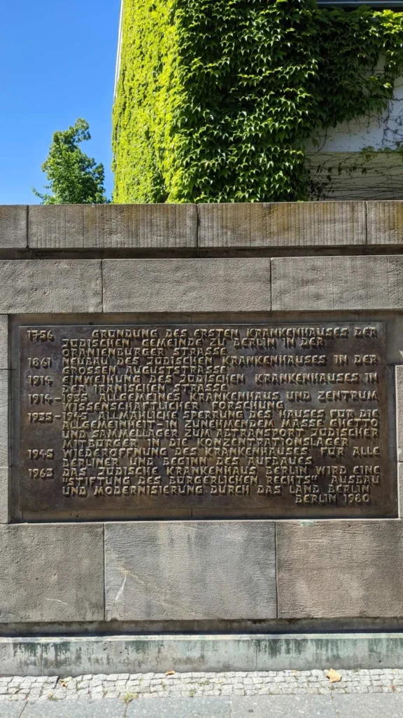 Bronzetafel von 1980 mit der Chronik des Jüdischen Krankenhauses Berlin an der Einfahrt