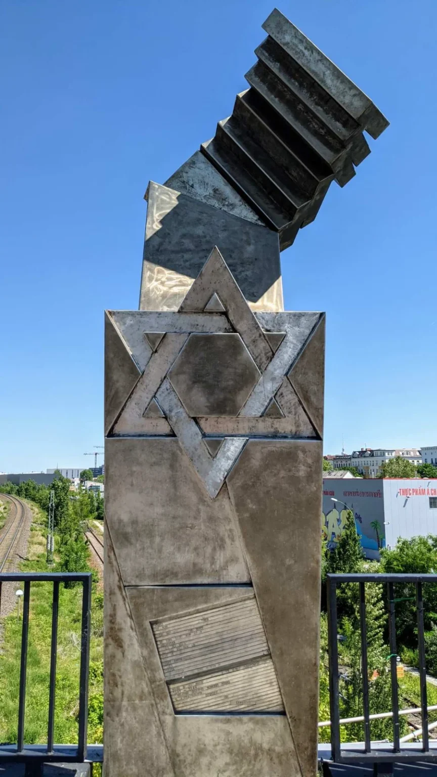 Edelstahl-Mahnmal von Volkmar Haase auf der Putlitzbrücke, eine abbrechende Treppe über den Bahngleisen
