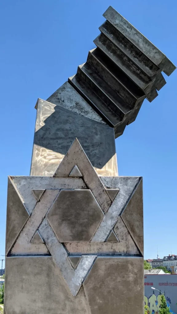 Davidstern und geknickte Treppe des Mahnmals auf der Putlitzbrücke vor blauem Himmel