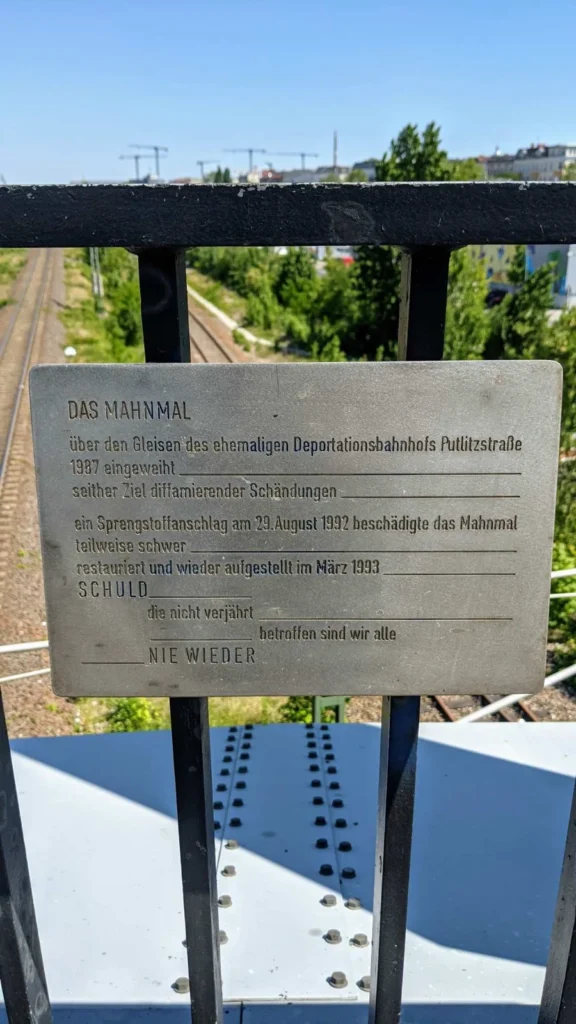Metalltafel am Geländer der Putlitzbrücke zum Mahnmal von 1987 und zum Anschlag von 1992
