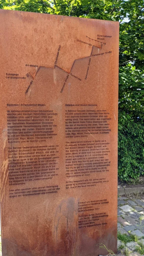 Rostrote Stahlstele mit Wegeskizze am Gedenkort Güterbahnhof Moabit an der Quitzowstraße