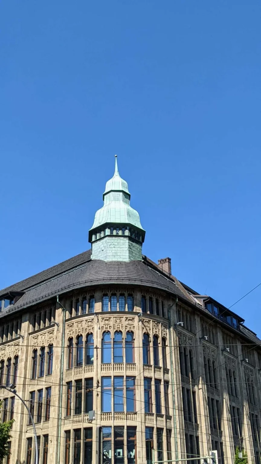 Abgerundete Ecke des ehemaligen Kaufhauses Jandorf an der Brunnenstraße mit Turmaufsatz