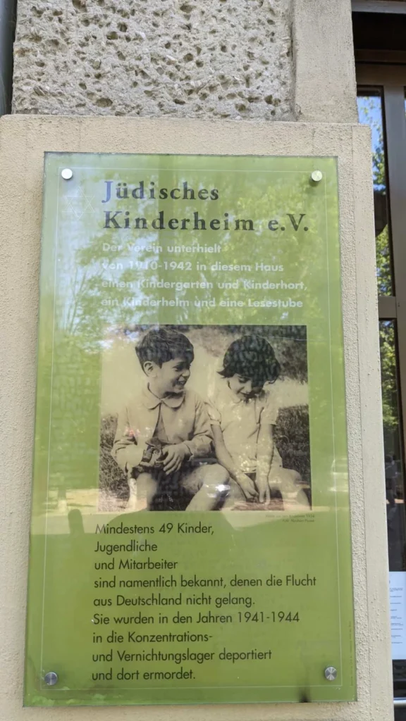 Glastafel mit Davidstern und historischem Foto zum Jüdischen Kinderheim in der Fehrbelliner Straße 92