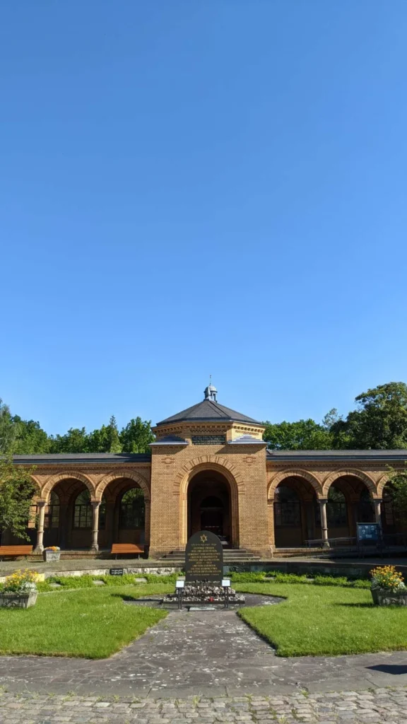 Eingangsbauten des Jüdischen Friedhofs Weißensee mit dem Gedenkstein der Jüdischen Gemeinde im Rondell