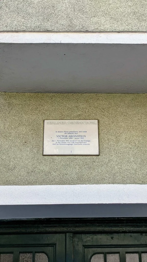 Berliner Gedenktafel für den Arzt Victor Aronstein über dem Eingang Werneuchener Straße 3