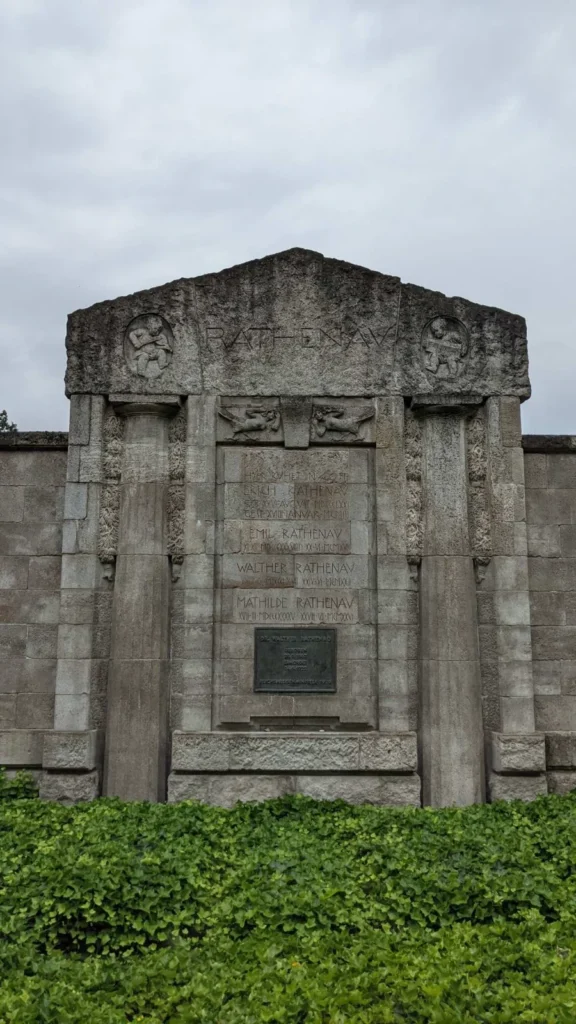 Grabwand der Familie Rathenau mit Giebel, Reliefs, Namensinschriften und einer Bronzetafel für Walther Rathenau, davor Efeu