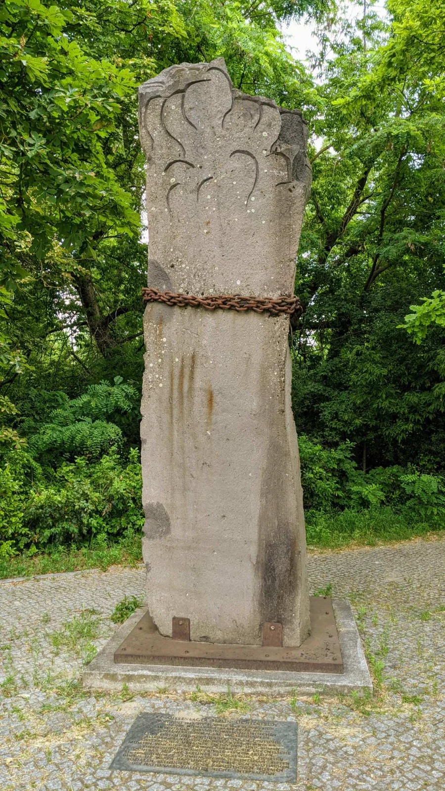 Säule der Gefangenen: Mahnmal für das KZ-Außenlager Lichterfelde