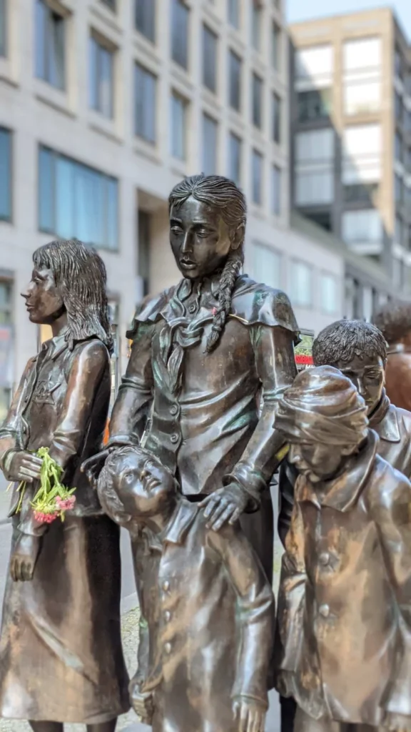 Bronzegruppe von Kindern am Denkmal „Züge in das Leben – Züge in den Tod“ am Bahnhof Friedrichstraße