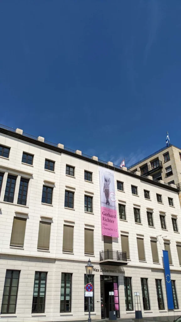 Fassade des Max Liebermann Hauses am Pariser Platz 7 mit Ausstellungsbanner