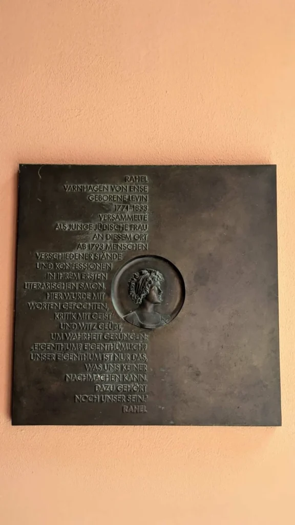 Bronzetafel mit Porträtmedaillon für Rahel Varnhagen von Ense in der Jägerstraße 54
