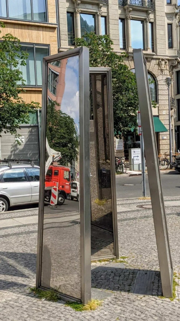 Drei verspiegelte Edelstahlwände des Denkzeichens Modezentrum auf dem Hausvogteiplatz