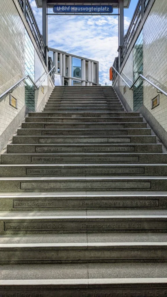 Treppe zum U-Bahnhof Hausvogteiplatz mit den Namen jüdischer Konfektionsfirmen in den Stufen