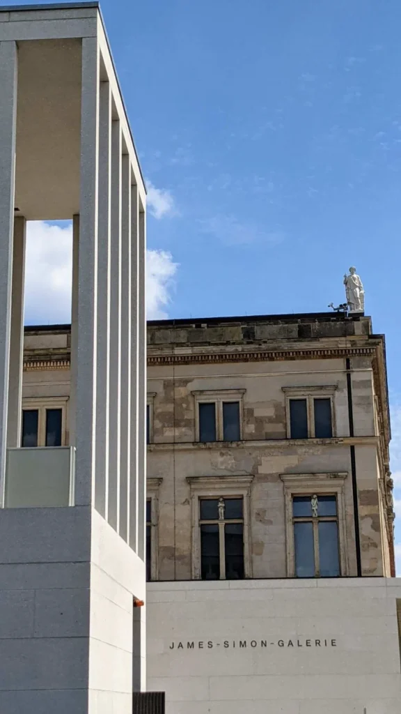 Schriftzug James-Simon-Galerie am Sockel des Eingangsgebäudes der Museumsinsel