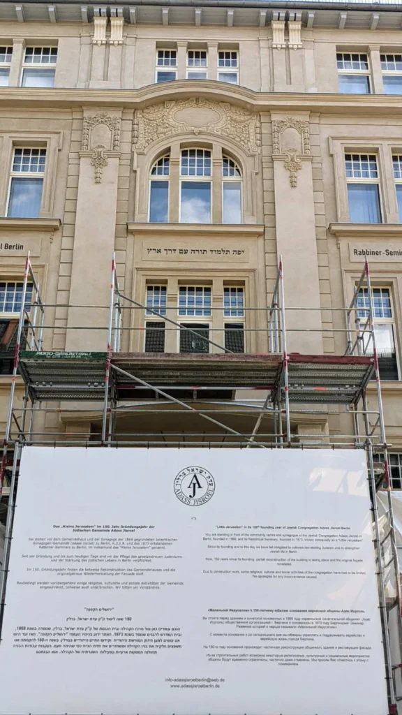 Eingerüstete Fassade des Gemeindehauses Adass Jisroel in der Tucholskystraße 40 mit Bauplakat, Juni 2021
