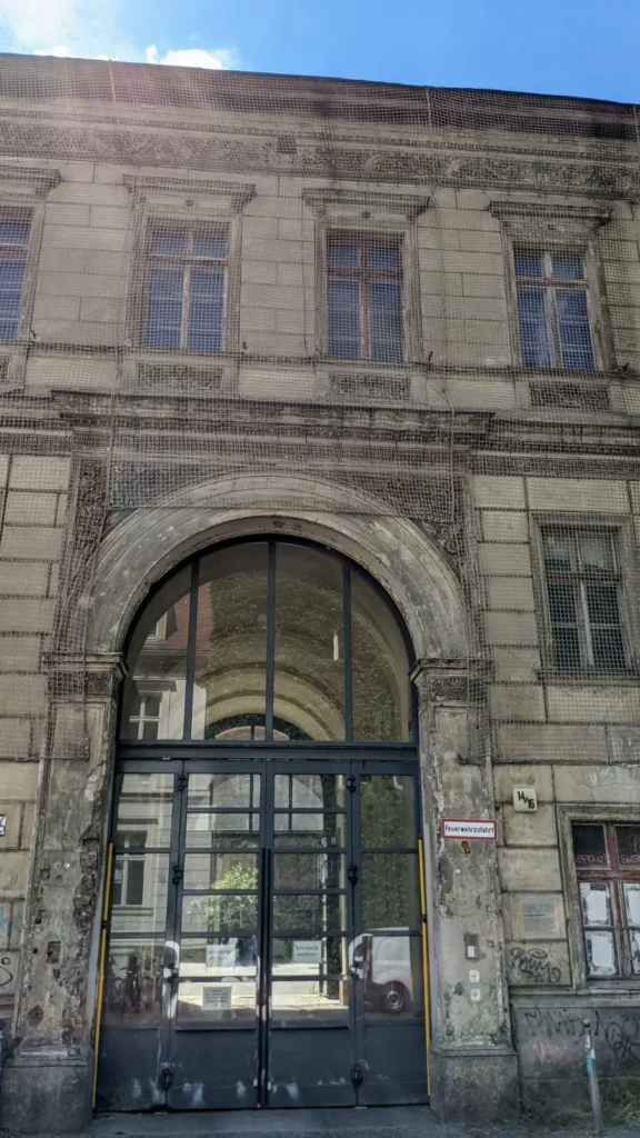 Torhaus Auguststraße 14 bis 16, früheres Jüdisches Krankenhaus und Kinderheim Ahawah, mit Schutznetz an der Fassade
