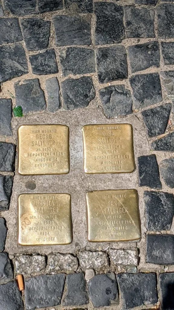 Vier Stolpersteine für Georg, Rosa, Ursula und Gerd Salinger vor dem Haus Rosenthaler Straße 39