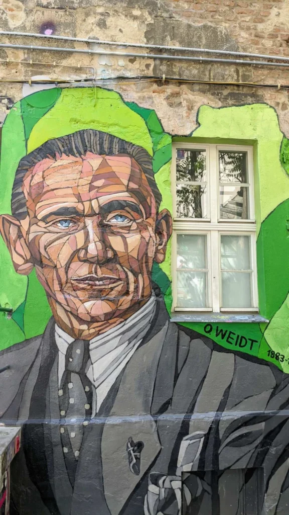 Wandbild mit dem Porträt von Otto Weidt im Hof der Rosenthaler Straße 39