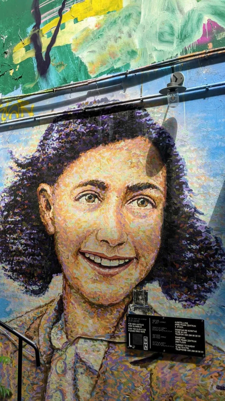 Wandbild von Jimmy C. mit dem Porträt von Anne Frank neben dem Eingang zum Anne Frank Zentrum