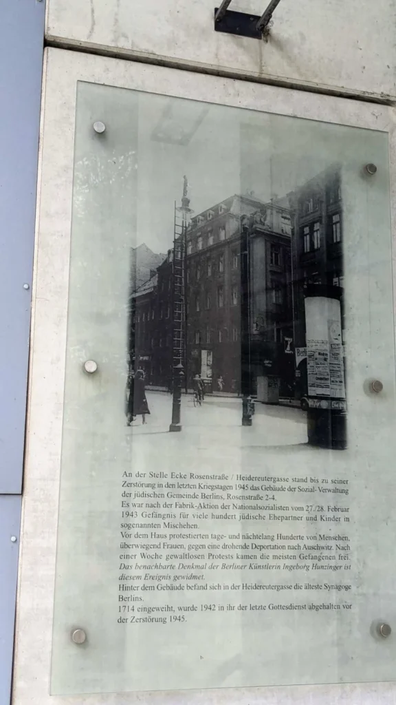 Glastafel mit historischem Foto zur Rosenstraße 2 bis 4 und zum Protest von 1943