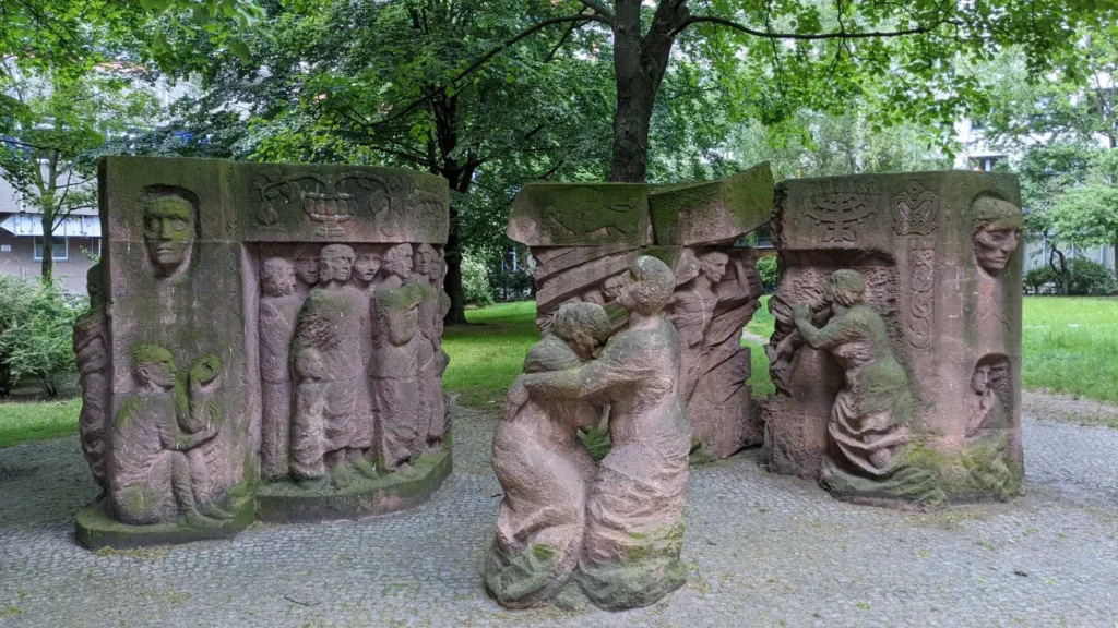 Skulpturengruppe „Block der Frauen“ von Ingeborg Hunzinger aus rotem Sandstein in der Rosenstraße